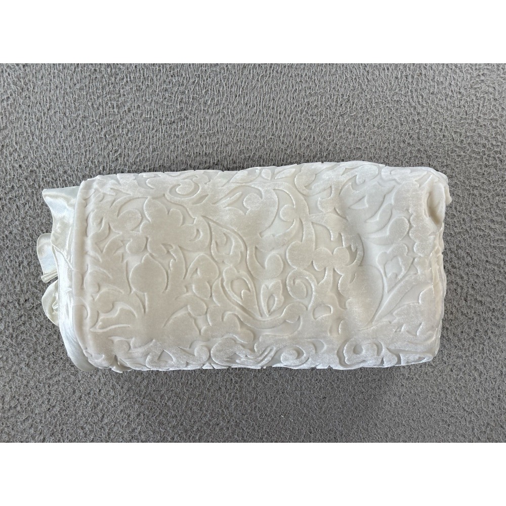 Giraffe At Home‎ Throw Blanket 41x55 Embossed Damask Silk Blend Satin Trim Cream - Picture 2 of 12